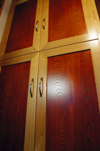 Armoire en chataignier teinté