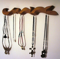 présentoir à collier en poirier