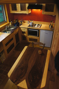 Cusine et table en frêne et noyer